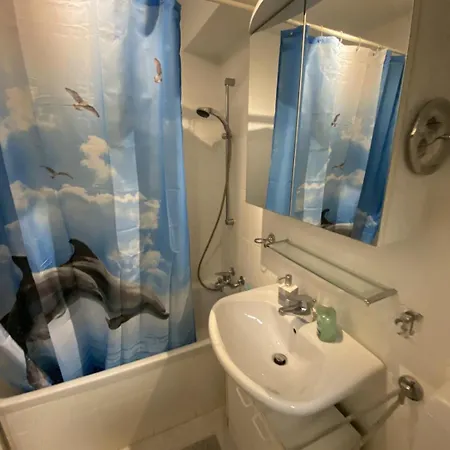 Quiet, Cozy Near The Center *